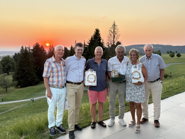 Sponsoren und Preisträger des ETH-Alumni-Turniers in Hittnau vor dem Pfäffikersee